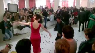 Абхазский танец ! Абхазская свадьба ! Девушка красиво танцует Эсма Акиртава. Ансамбль Кавказ Абхазский танец ! Абхазская свадьба ! Девушка красиво танцует Эсма Акиртава. Ансамбль Кавказ
