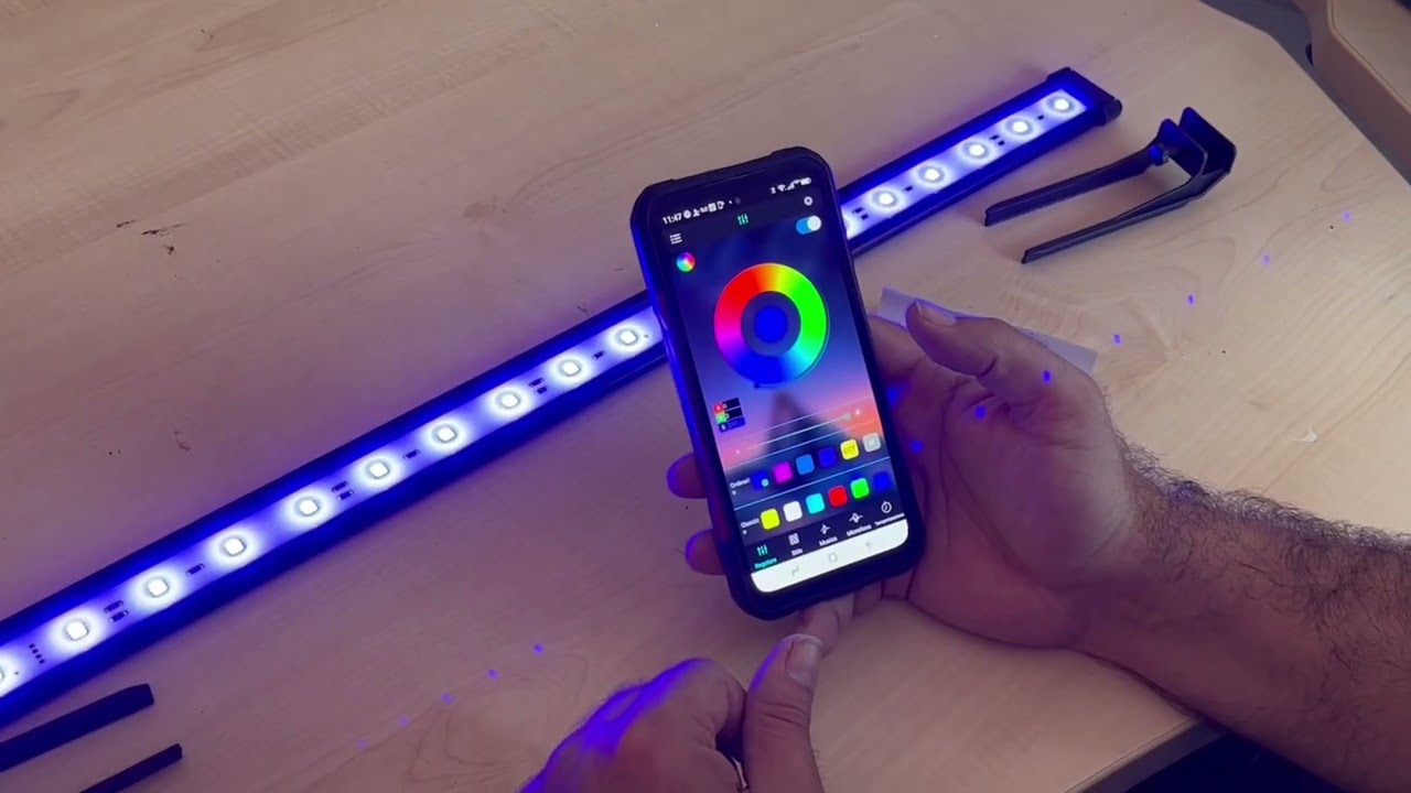 Lampada a led disponibile in più wattaggi e dimensioni con regolazione di luce e timer tramite App.