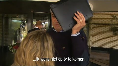 Charlatan verbergt zijn gezicht met map (Gaat FOUT)😂😂 - Opgelicht (2016)