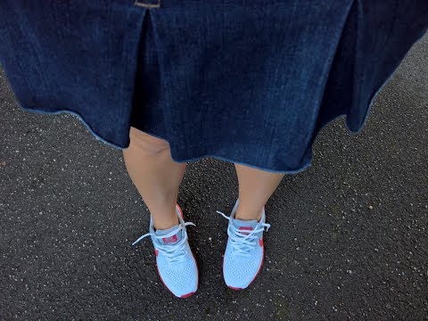 She is jumping rope in Nike Airmax 2017 (+shoeplay)