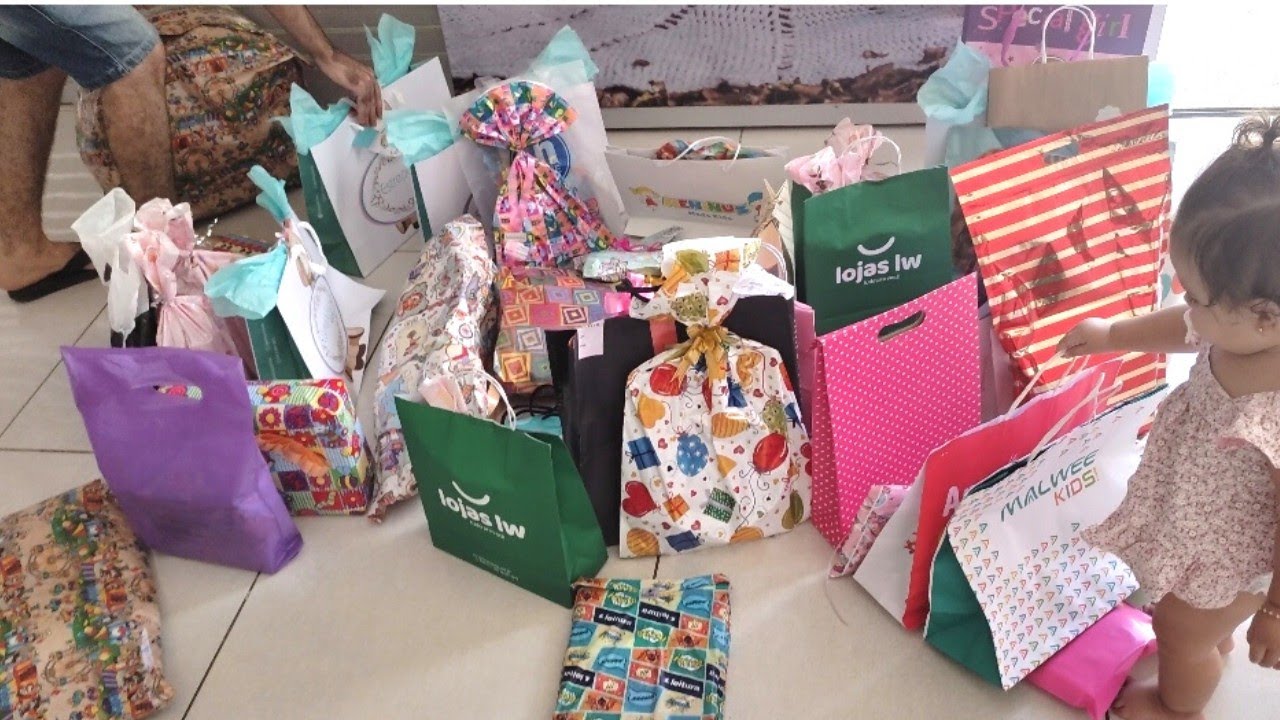 ABRINDO OS PRESENTES DO ANIVERSÁRIO DE MARINA