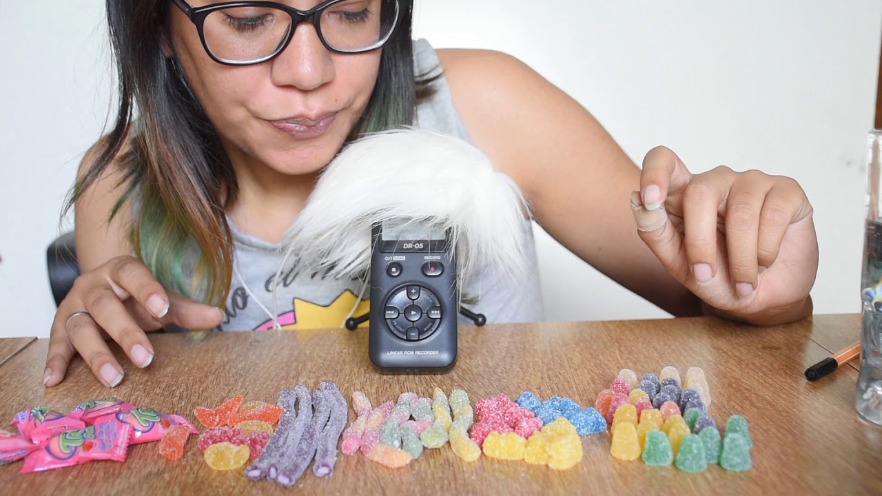 ASMR Argentina - Comiendo gomitas y susurrando / Eating