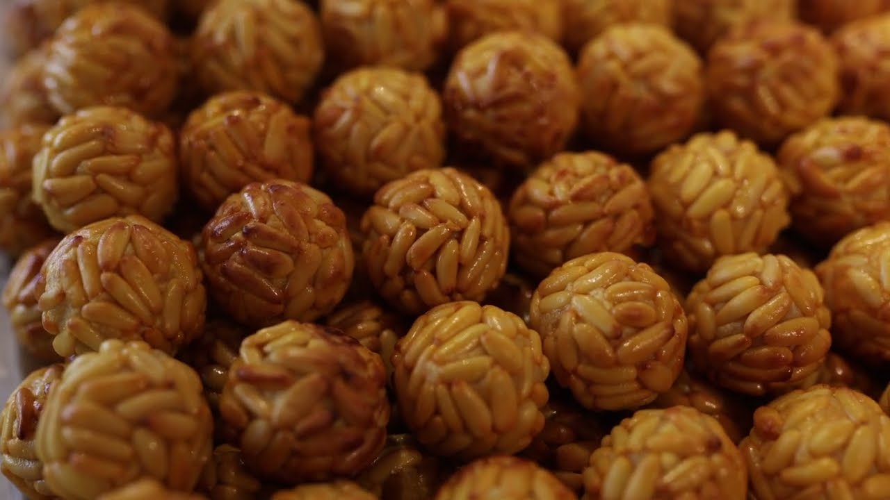Receta tradicional de Panellets de Piñones para Todos los Santos.