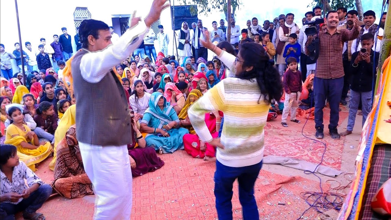 लड़की ने अपने फौजी दादा जी के साथ जमकर किया डांस 