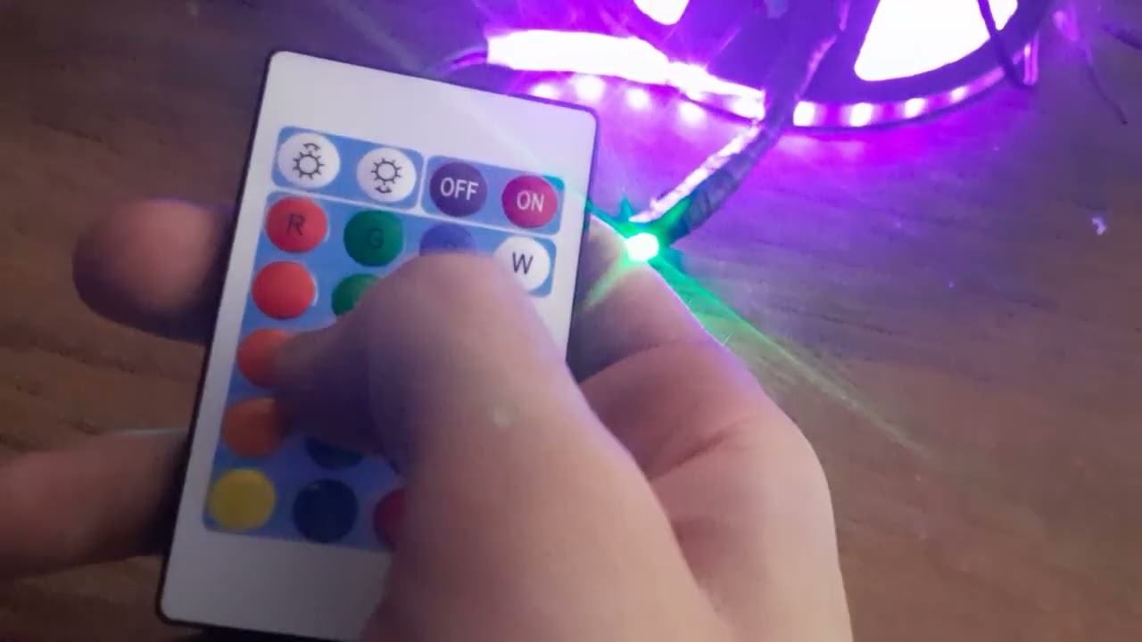 prezentare Controler Dinamic AKU pentru Banda LED RGB cu Telecomanda – 24 Taste AK44233 pentru Ilumi