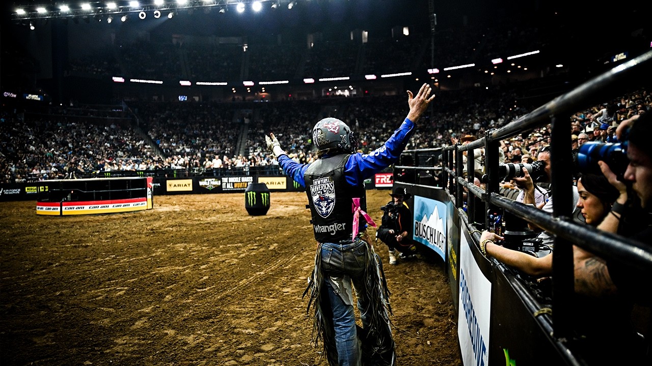 Bob Mitchell rides Bex Red Eye for 88.25 points | PBR UTB Highlight