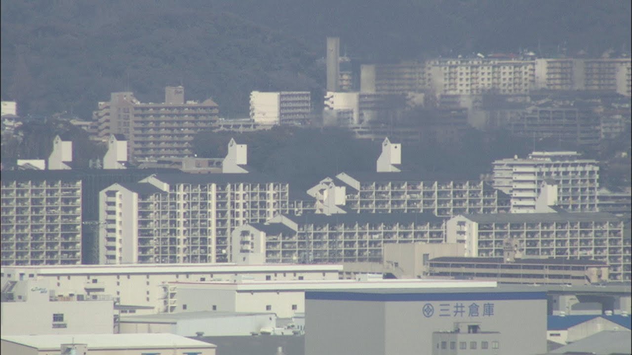 福岡市東区の住宅から黒煙上がる 高齢の夫婦2人搬送 - YouTube