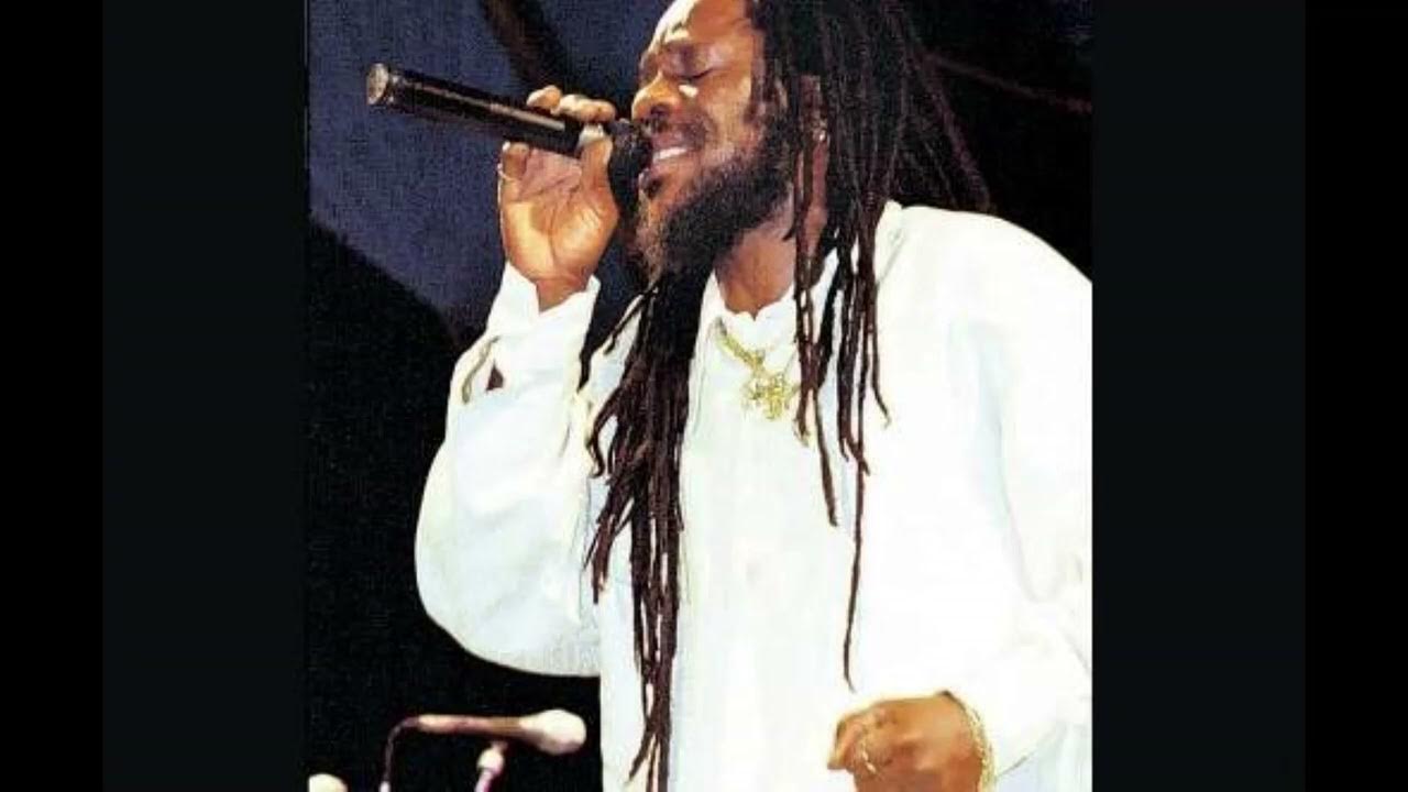Dennis Brown - Stop The Fighting (Live Performance) Dennis Brown - Stop The Fighting (Live Performance)