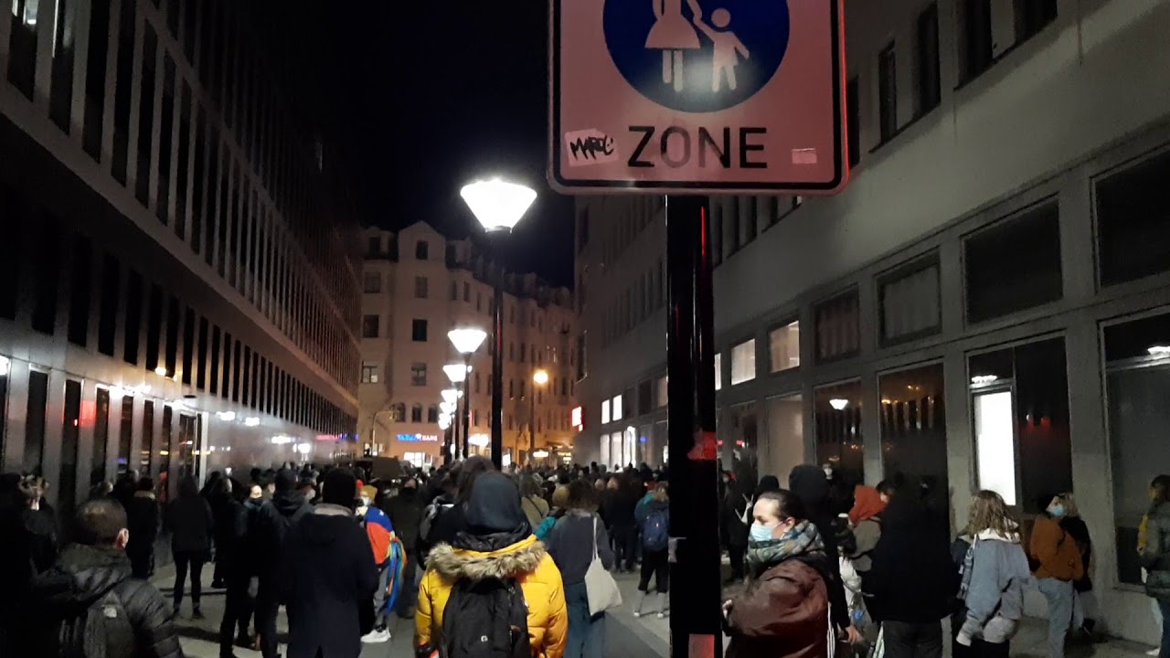 Zahlreicher Gegenprotest bei Anti-Corona-Demonstration in Halle