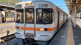 JR国府津駅を入線.発車する列車。