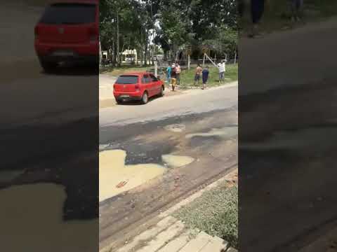 Buraco causa segundo acidente e moradores denunciam a situação em Cruzeiro do Sul