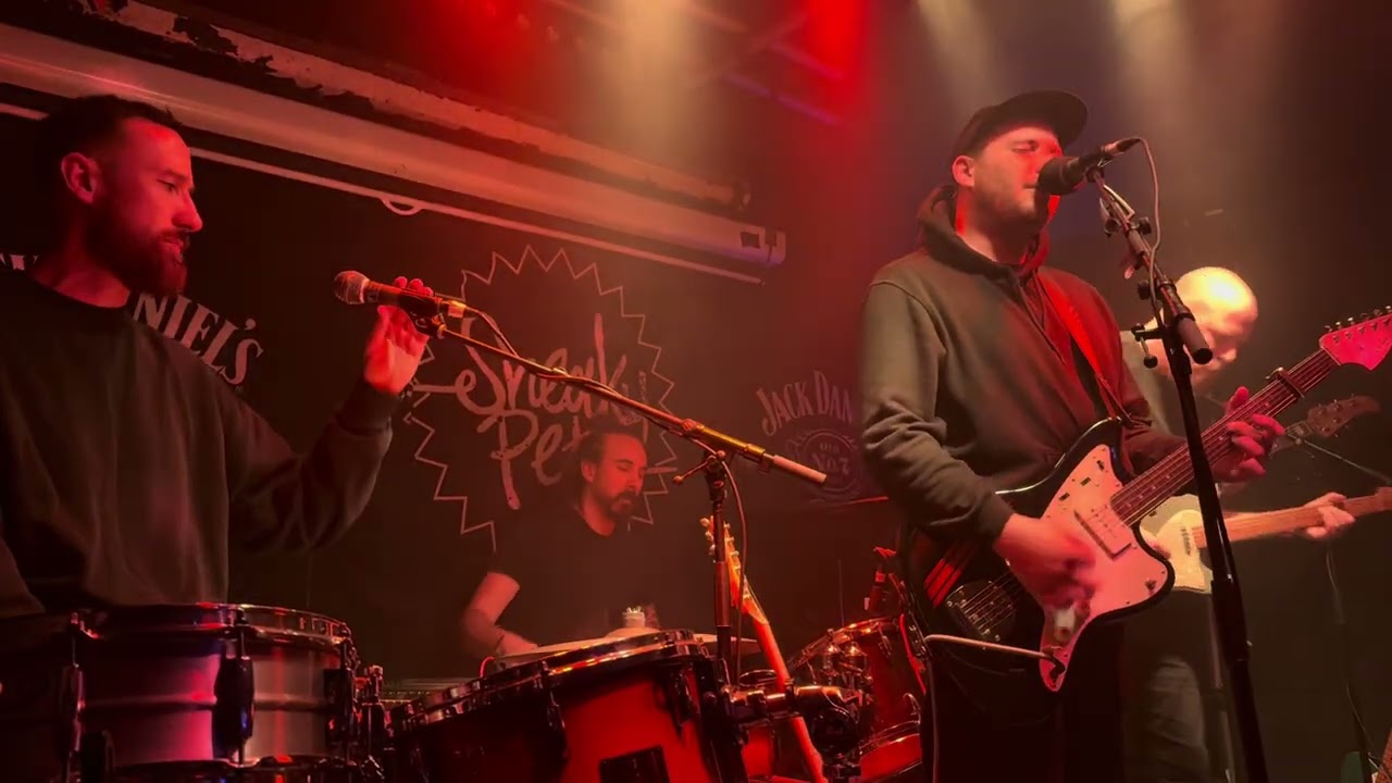 Guarda Eyre Llew - Oban at Sneaky Pete’s su YouTube Guarda Eyre Llew - Oban at Sneaky Pete’s su YouTube