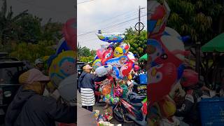 balon pesawat dan bola merah