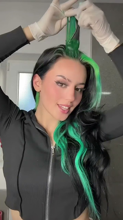 Feeling fresh again💚🖤What do we think about bangs ? #dyehair #hairdye #greenhair #hairinspiration