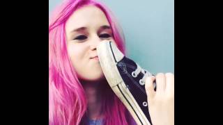 Олеся целует кроссовок