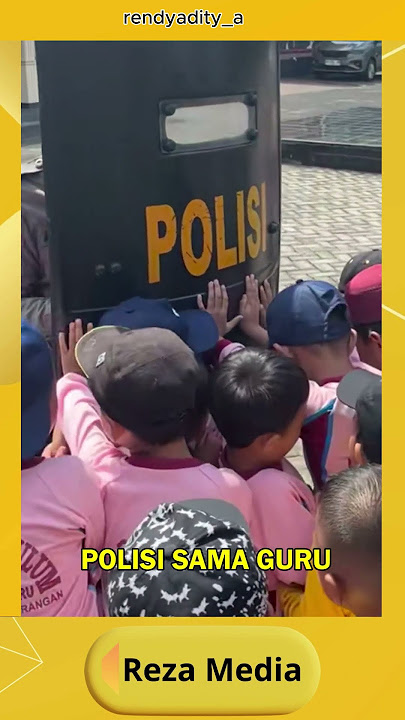 pak polisi ikut bantu demo anak tk
