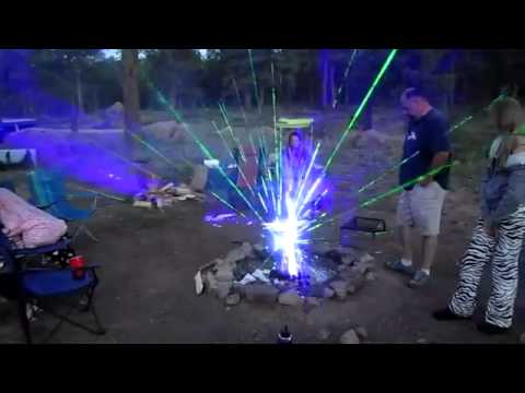 მწვანე ლაზერის ეფექტი კვამლზე დღისით | LAZERI.GE