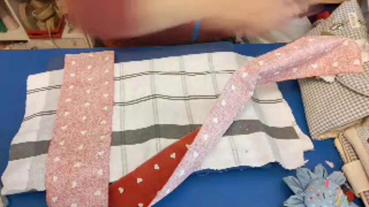 Uno strofinaccio e strisce di tessuto per un Porta colomba / porta teglie #eliCrea  10.3.21