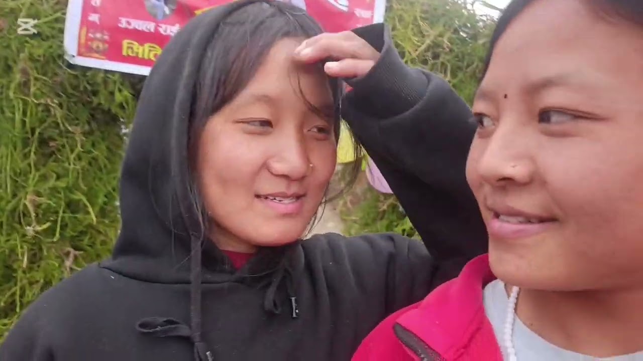 बहिनिको बिहे खानु गाउँ पुगियो बारिको छेउमा बसेर खाना खादै 