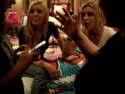 Hanging out with Aly&AJ in their tourbus