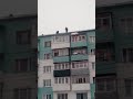 Отчаянные мужчины в Невельске скидывали снег с крыши пятиэтажки без страховки