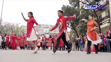 Kiện tướng dance sport Thu Hương biểu diễn cùng các học trò trên phố đi bộ