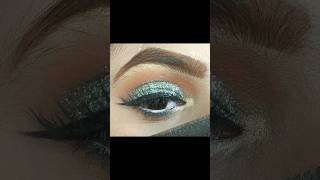 Beautiful Blue Glitter Eye Makeup #glittereyemakeup #bridalmakeup #eyemakeuplooks  #glittermakeup