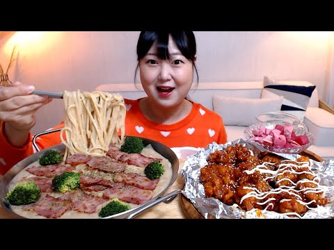 꾸덕한 크림소스가득 베이컨크림파스타 바삭한 닭강정 피클 먹방 <strong>Bacon</strong> cream pasta Yangnyeom Chicken Mukbang Eatingsound