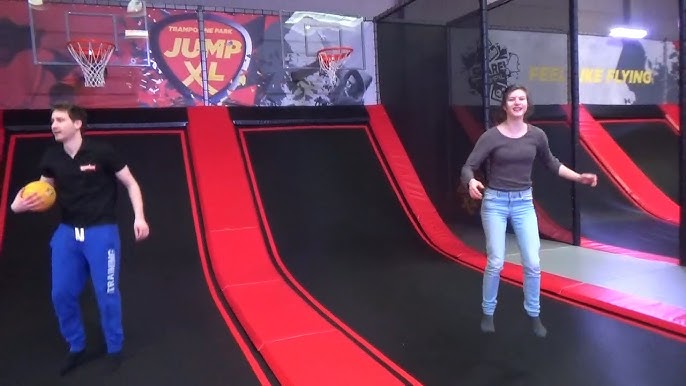 Le Mans : un trampoline géant au park Jump XL - YouTube