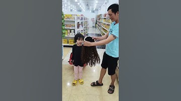 Hai cha con cài tóc giả đẹp trong Siêu thị mua sắm#caitocgia