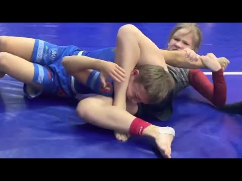 girl vs boy bjj 2023 - aleksandra yurkova submission by reverse triangle and armbar