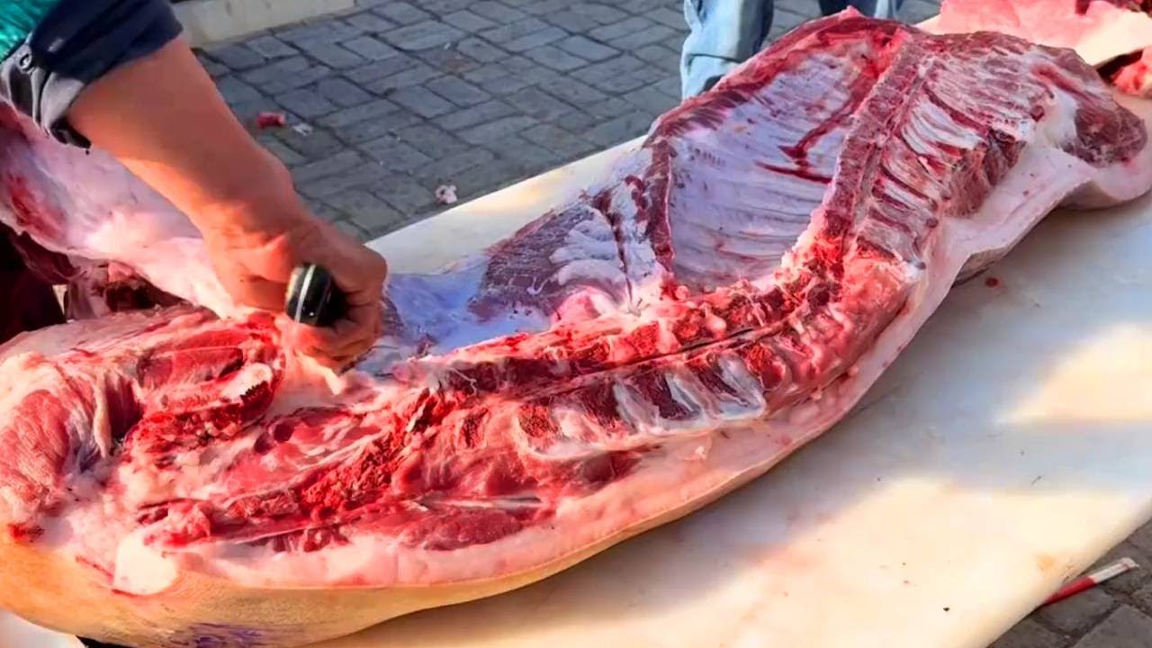 老孟的黑猪太受歡迎，早市不一會就買完了，後面的人排隊都買不上【立福128】