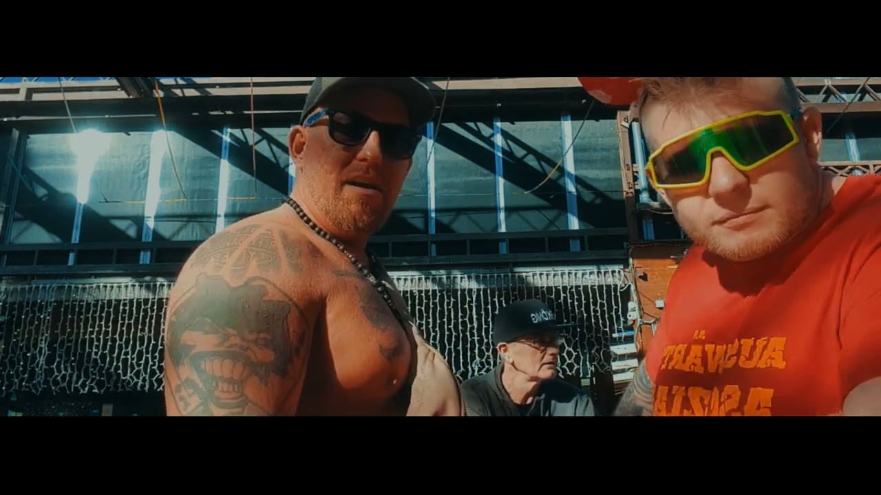 Komasaufen am Palmenstrand