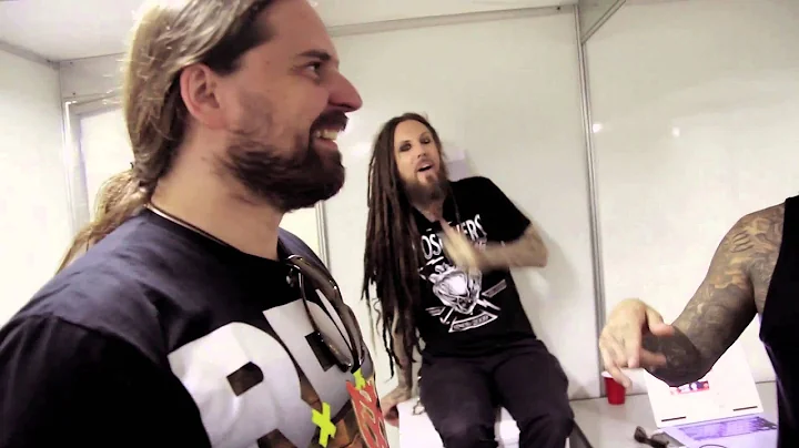Korn performs Sepultura's 'Roots Bloody Roots' wit...