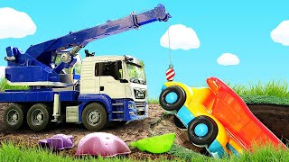 Il camion è caduto! Aiuto! Video e giochi per bambini con le macchinine giocattolo screenshot 5