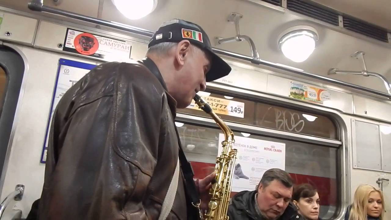 мужик играет в playstation мужик играет в playstation