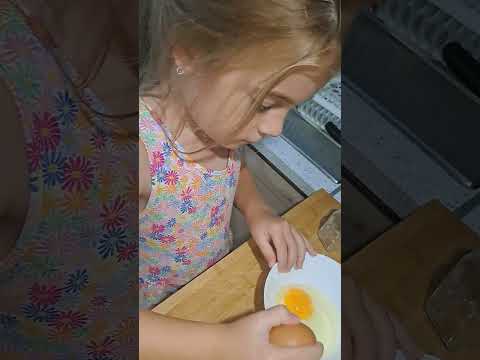 Cooking 🍳eggs  👩‍🍳 whisking