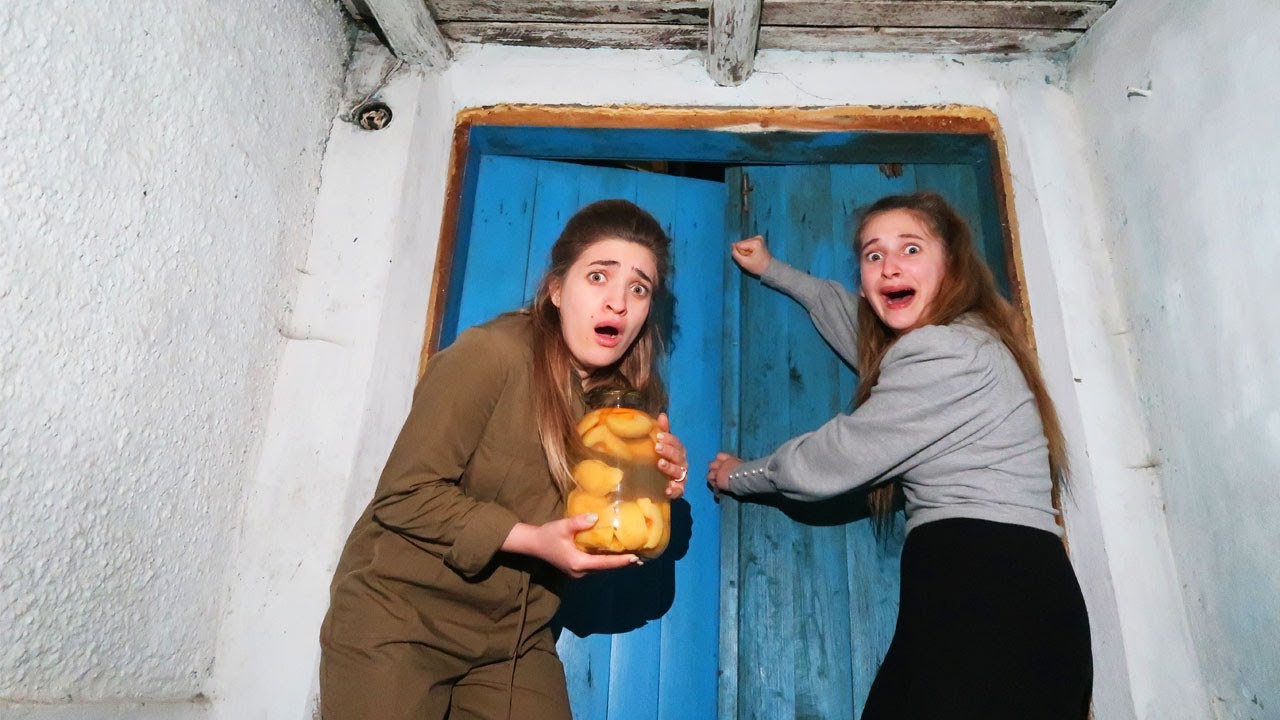 FETELE  s-au BLOCAT în BECI /ISTORIE