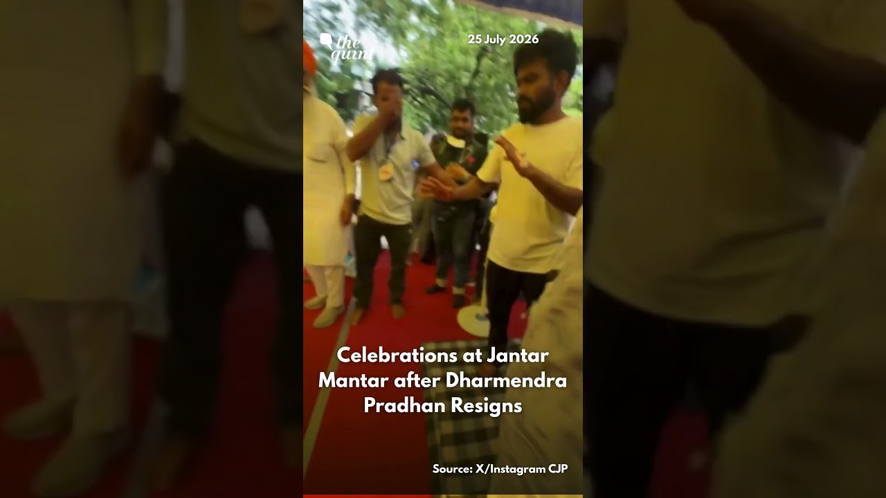 Celebrations at Jantar Mantar after Dharmendra Pradhan Resigns | The Quint
