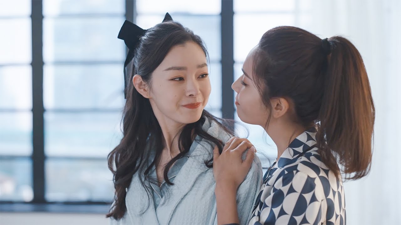 Женщина-генеральный директор не удержалась и поцеловала девушку, которая с любовью на нее смотрела!