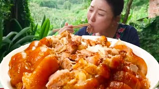 Xiaoyu eats Longjiang pig's feet rice Q plays soft glutinous soup with strong flavor and adding t
