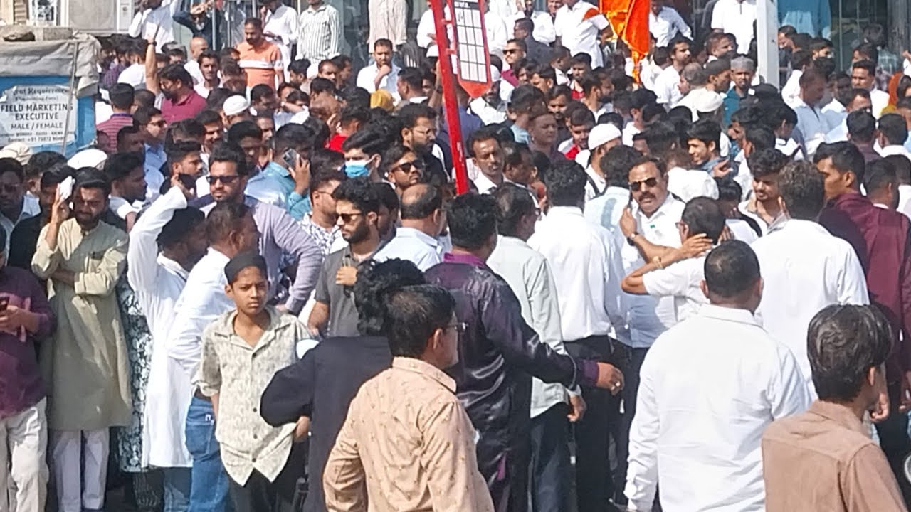 मुंब्रा एमएम वैली स्टेडियम : चुनाव का रिजल्ट जानने के लिए जमा हुए समर्थक.