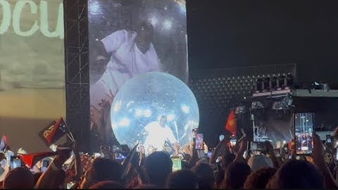 Akon Live and exclusive in PNG, Port Moresby - Balloon Rolling into the crowd 