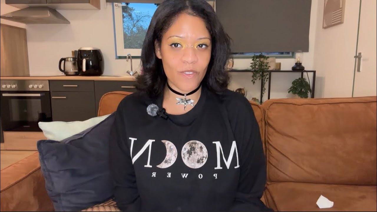 В последнее время он думает только о тебе! Он думает, что влюблён или что-то в этом роде!💕💗