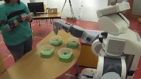 Fast Target Prediction of Human Reaching Motion for Cooperative Human-Robot Manipulation Tasks