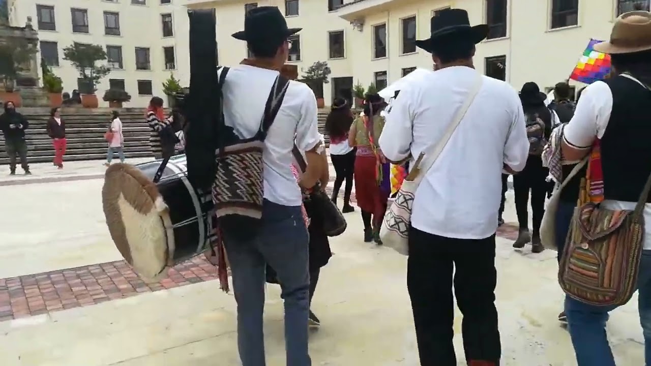 Tambores y flautas en el monumento a la batalla de ayacucho