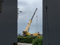Le bac, la grue et le camion.