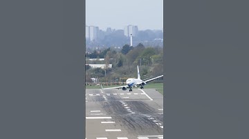 Insane crosswind landing..😱