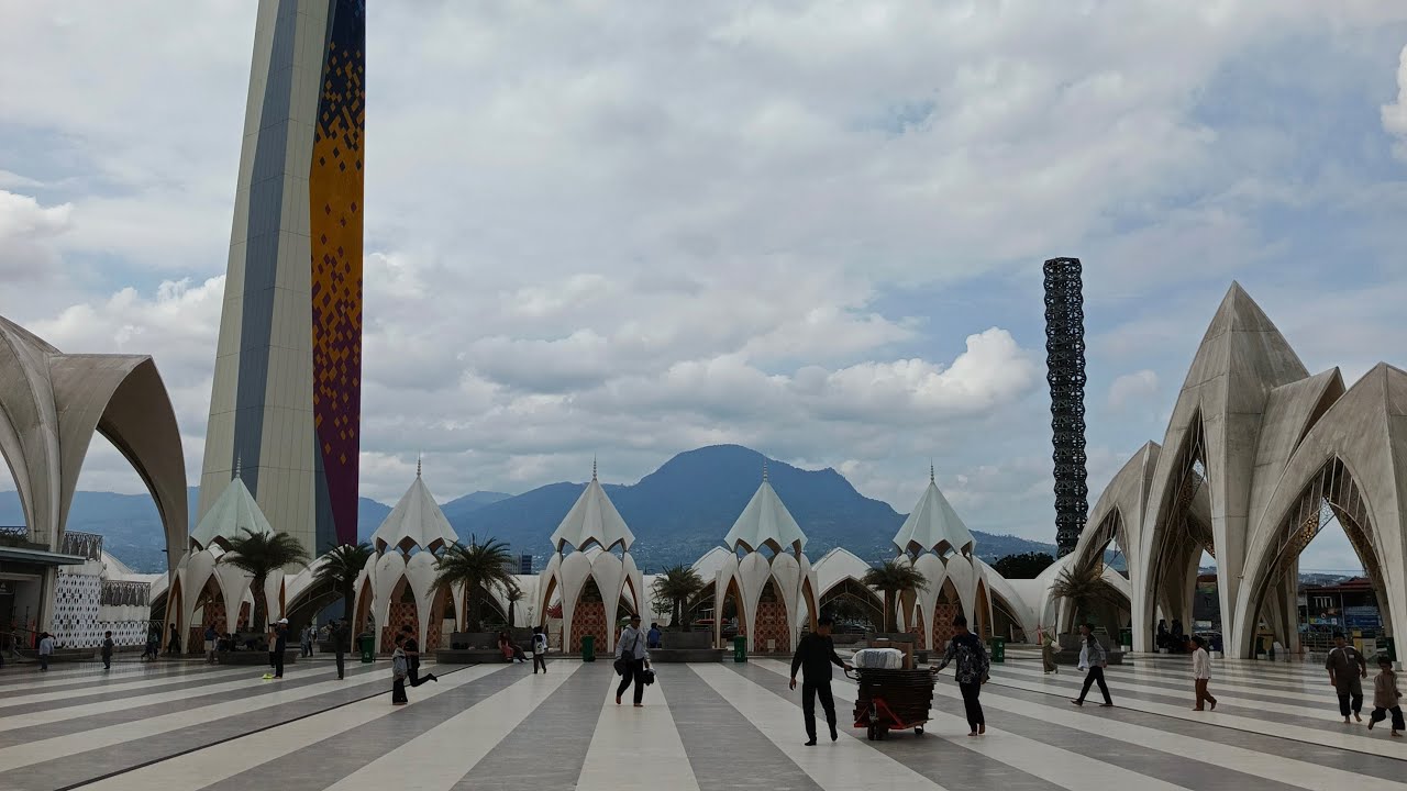 Suasana di Masjid Raya Al-Jabbar Bandung | WHR Family Trip sedang live sekarang! #RamadanwithYouTube
