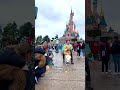 Me caigo…..cuidado Papá Broma en Disney land Paris ❤️ #shorts